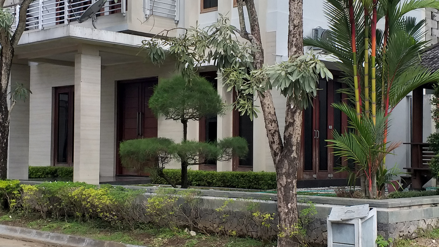 RUMAH MEWAH DI PERUM BALE HINGGIL RESIDENCE, NGAGLIK, SLEMAN