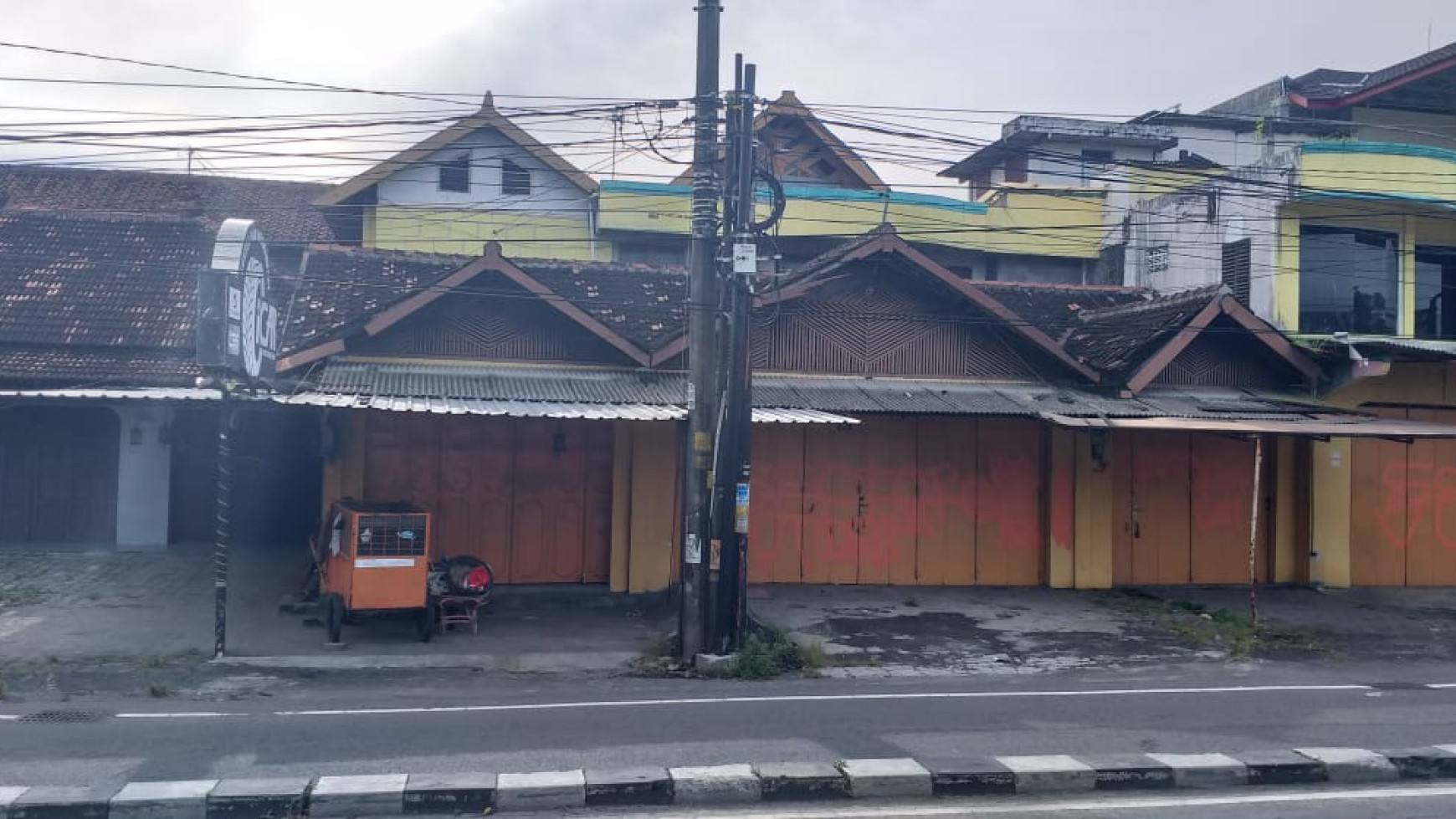 TANAH DAN BANGUNAN SELUAS 1854 METER PERSEGI, DI RINGROAD BARAT, GAMPING, SLEMAN