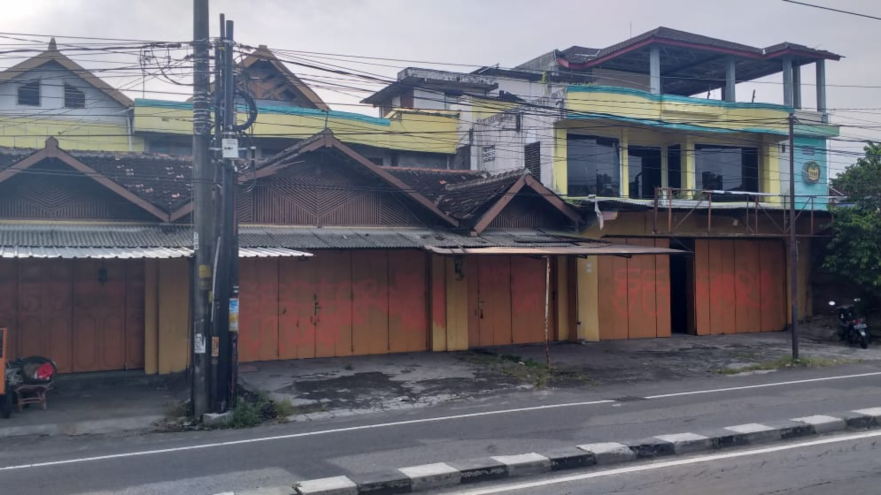 TANAH DAN BANGUNAN SELUAS 1854 METER PERSEGI, DI RINGROAD BARAT, GAMPING, SLEMAN