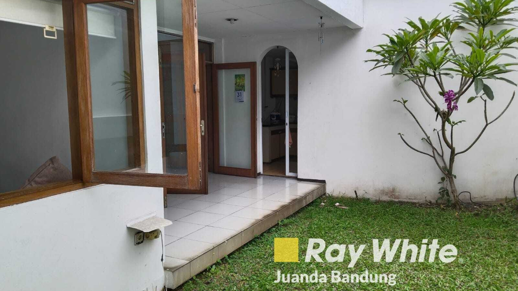 Langka Rumah 2 lantai Budisari terawat siap pakai, Setiabudi Bandung utara, Bagus!