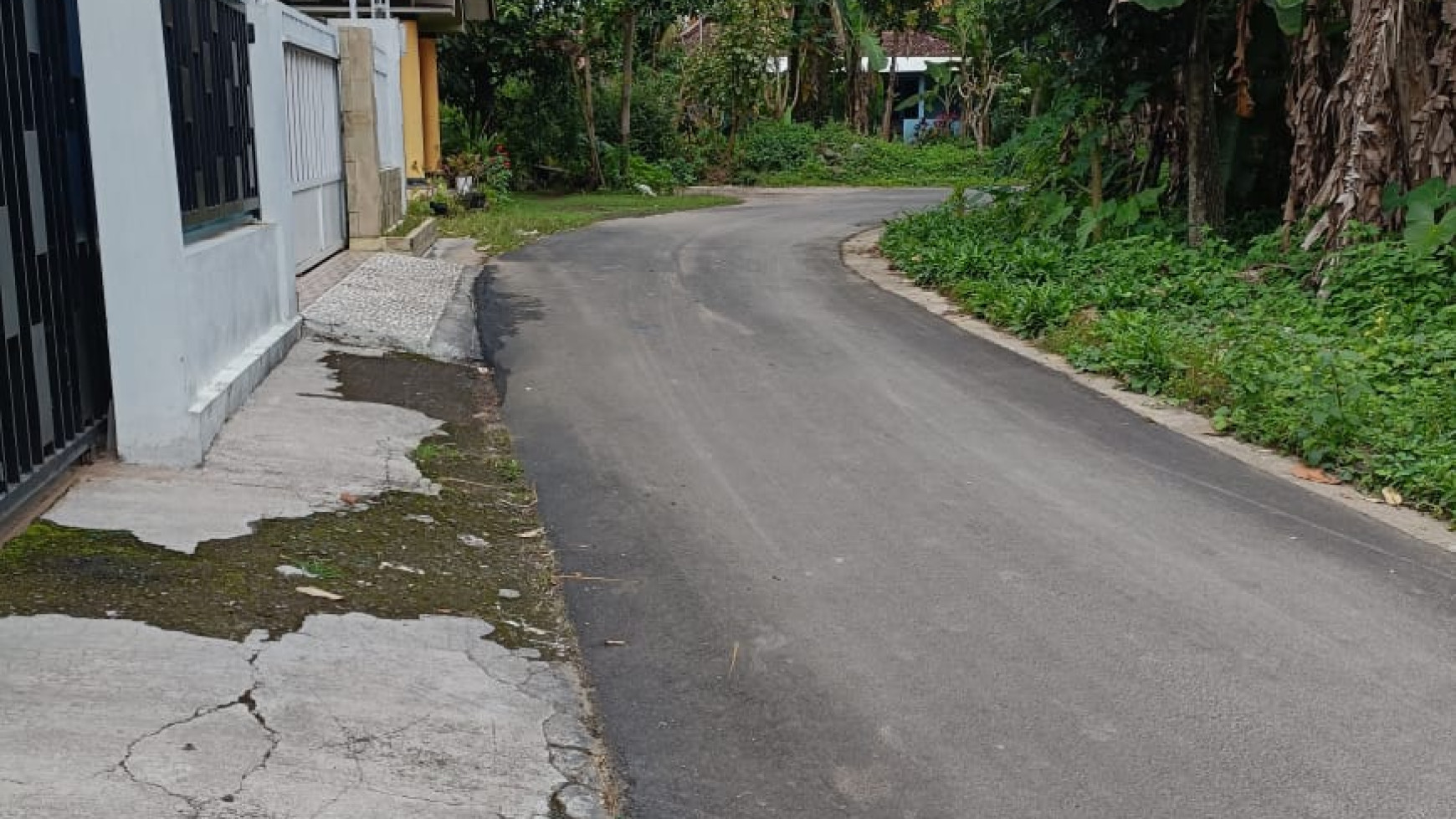 RUMAH 3 KAMAR DI DAERAH SEYEGAN BANGUNAN KONDISI SEPERTI BARU