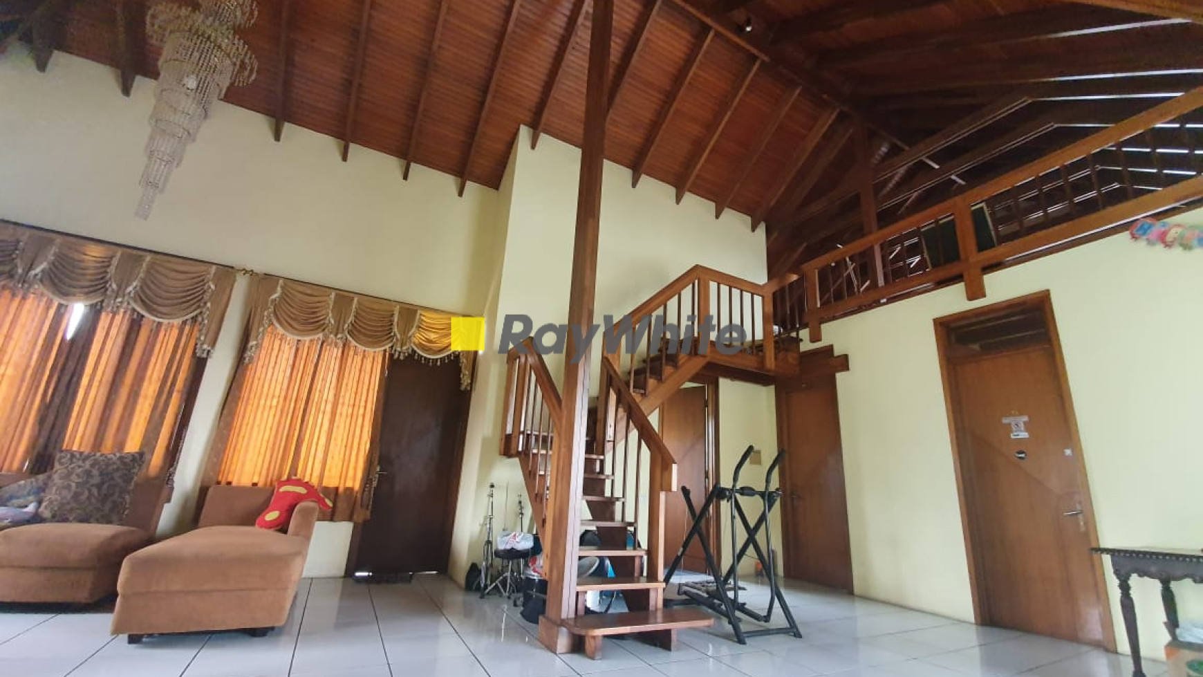 RUMAH DALAM KOMPLEK DI CINERE