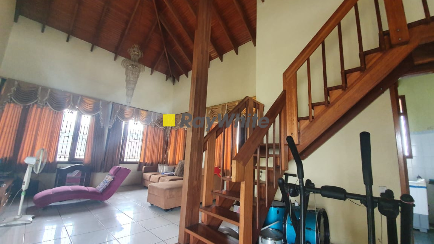 RUMAH DALAM KOMPLEK DI CINERE