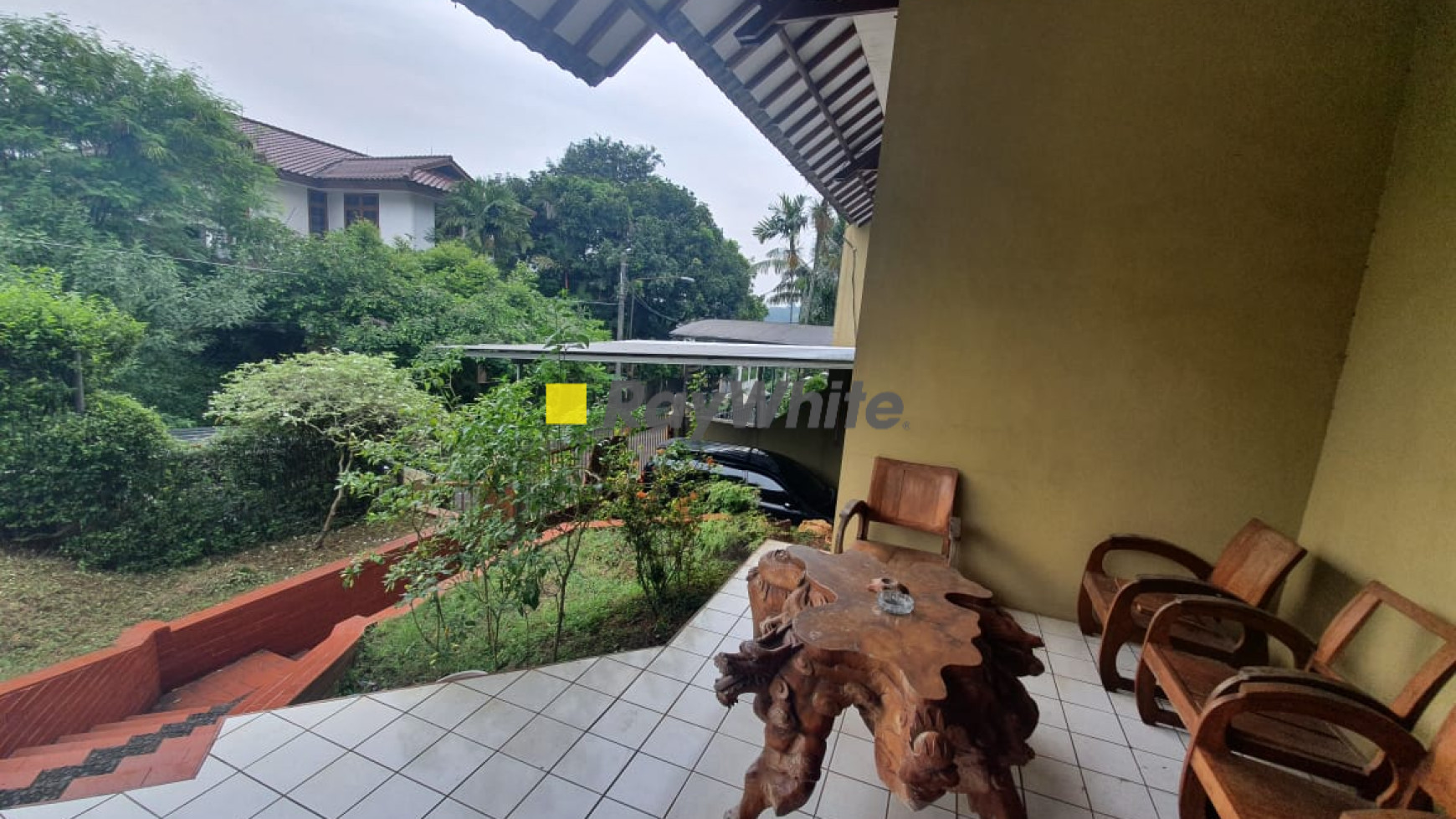 RUMAH DALAM KOMPLEK DI CINERE