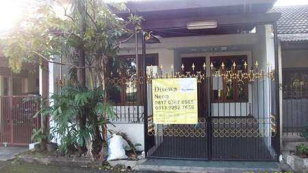 Rumah di Taman Kutisari Indah Selatan, Sudah Renov, Depan Taman, Row Jalan Lebar, Siap Huni