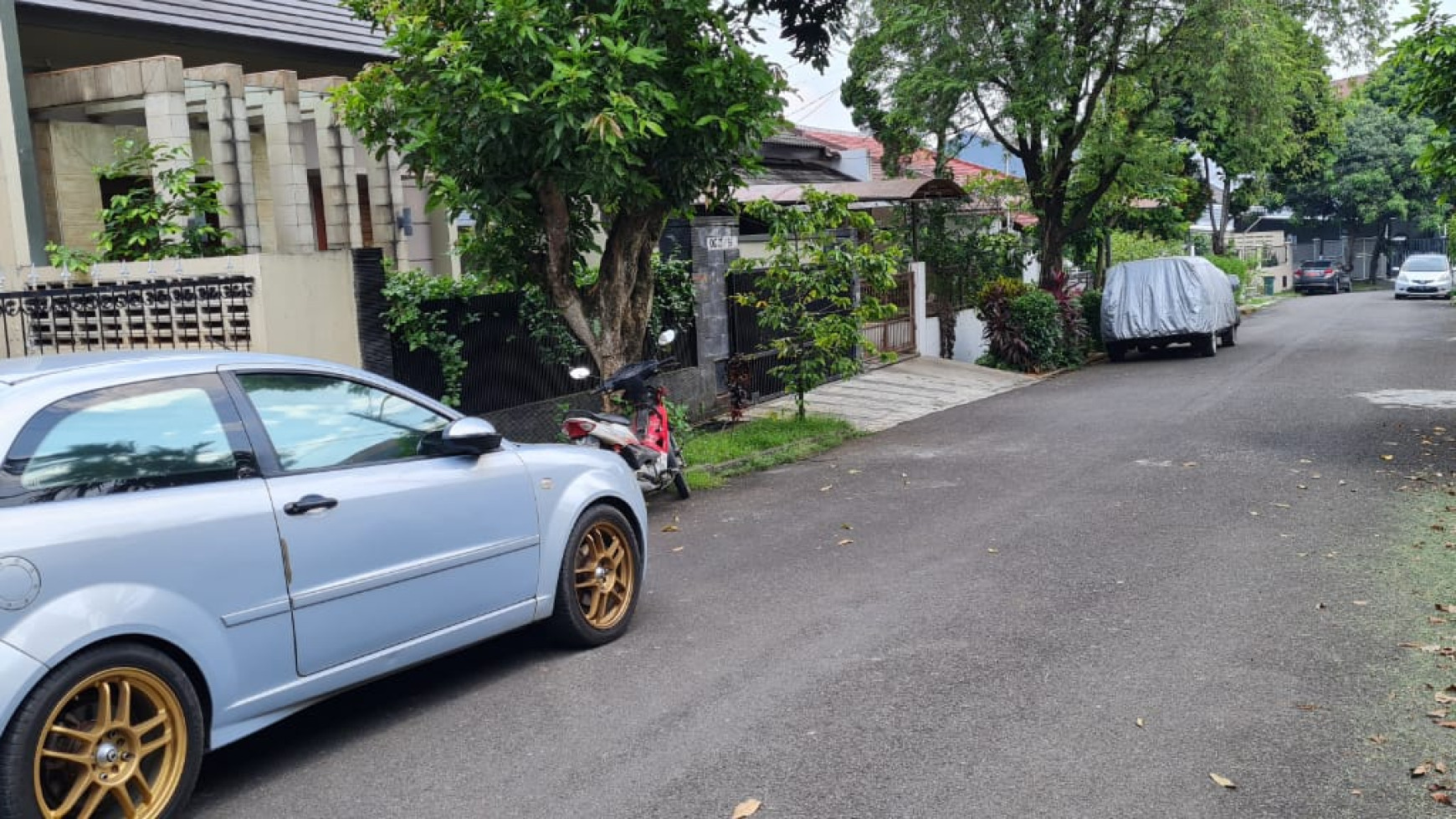 Rumah Terawat Dalam Komplek Elite Di Cinere.