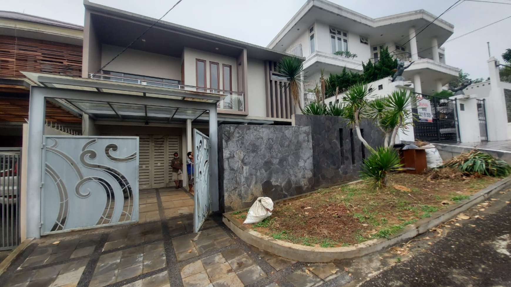 Cinere, Luas 294 m2 Brand new house dalam komplek elit dilengkapi halaman depan dan belakang