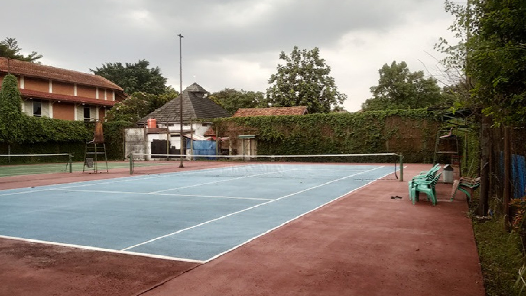 Cinere dalam komplek bukit cinere raya dengan fasum swimpool