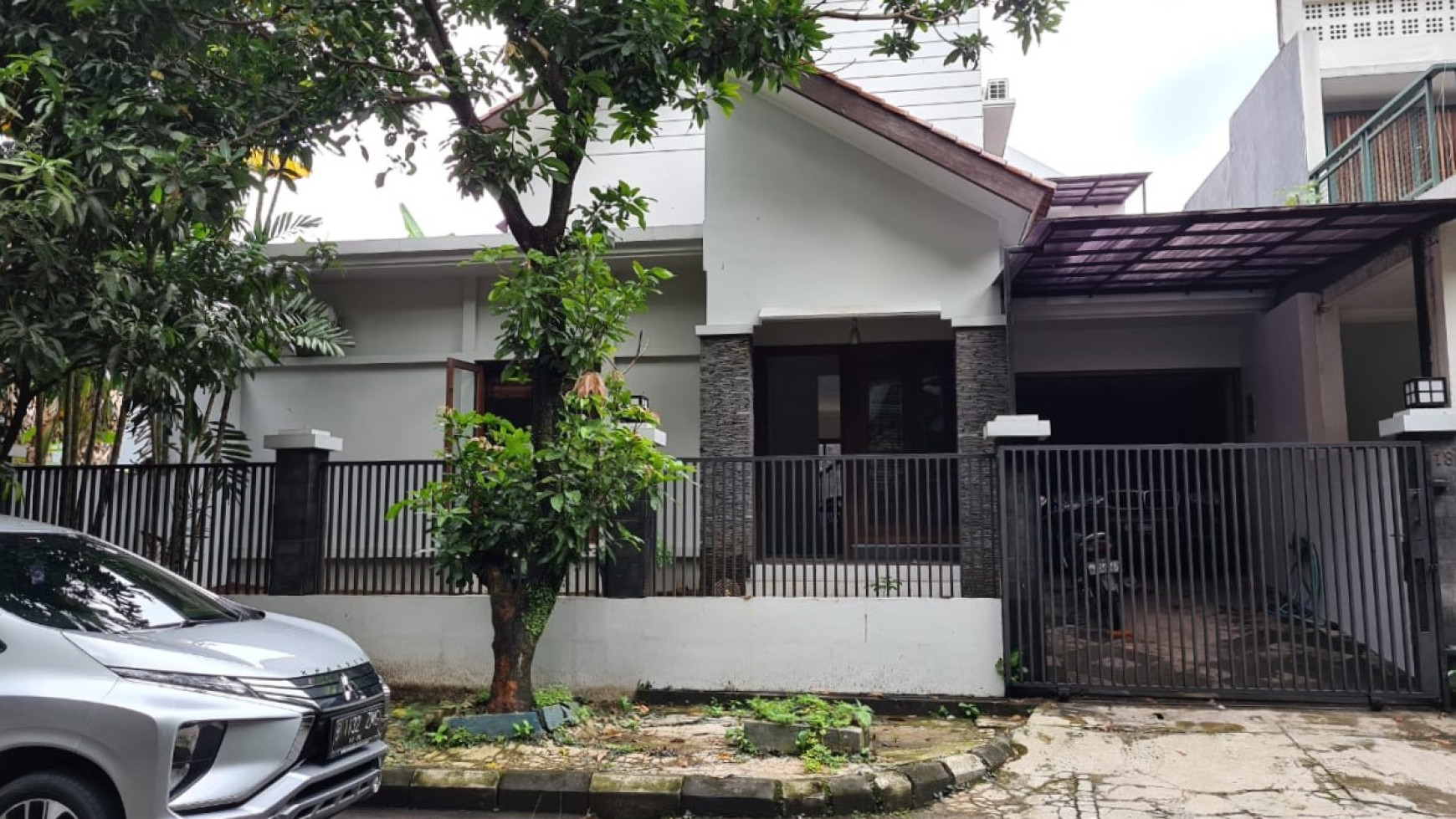 Rumah Dengan Halaman Luas Dalam Komplek Ternama Di Villa Cinere Mas.