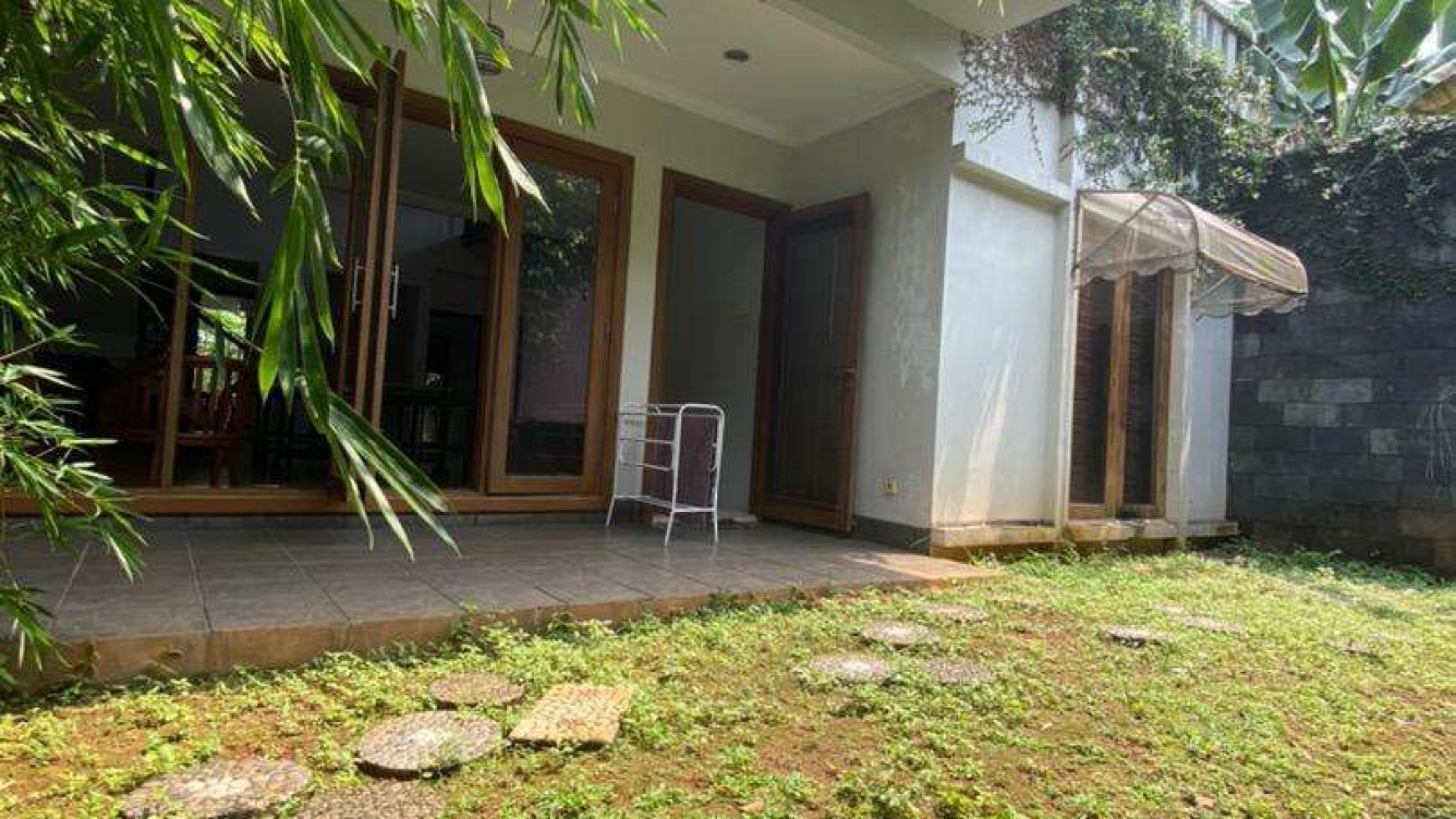 Rumah Dengan Halaman Luas Dalam Komplek Ternama Di Villa Cinere Mas.