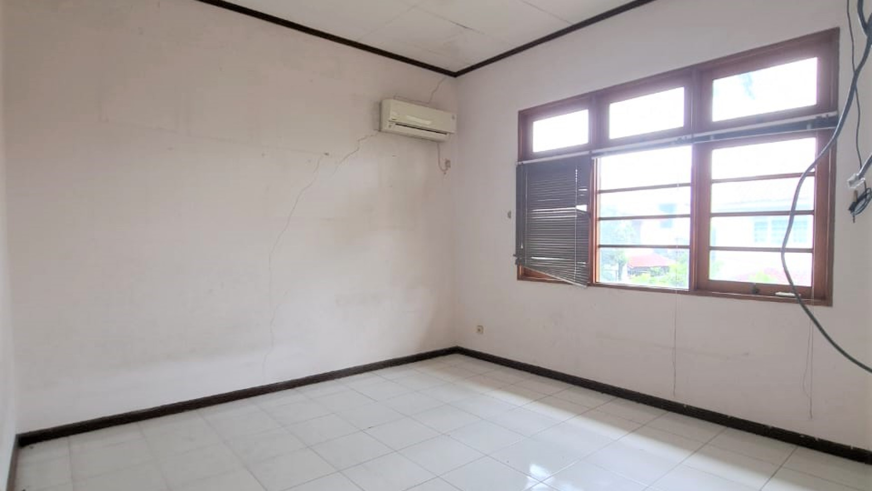 Rumah Lama Terawat, Tanah Luas Harga Murah di River Park Bintaro