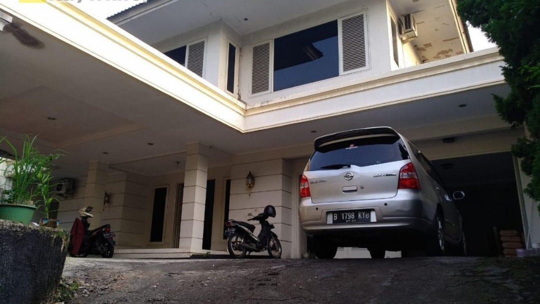 Rumah Cantik Dan Luas Di Kawasan Pondok Indah