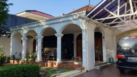 Rumah Cantik Halaman Luas Ada Taman Di Menteng