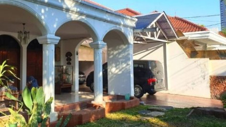 Rumah Cantik dan Asri dengan Taman Di Menteng