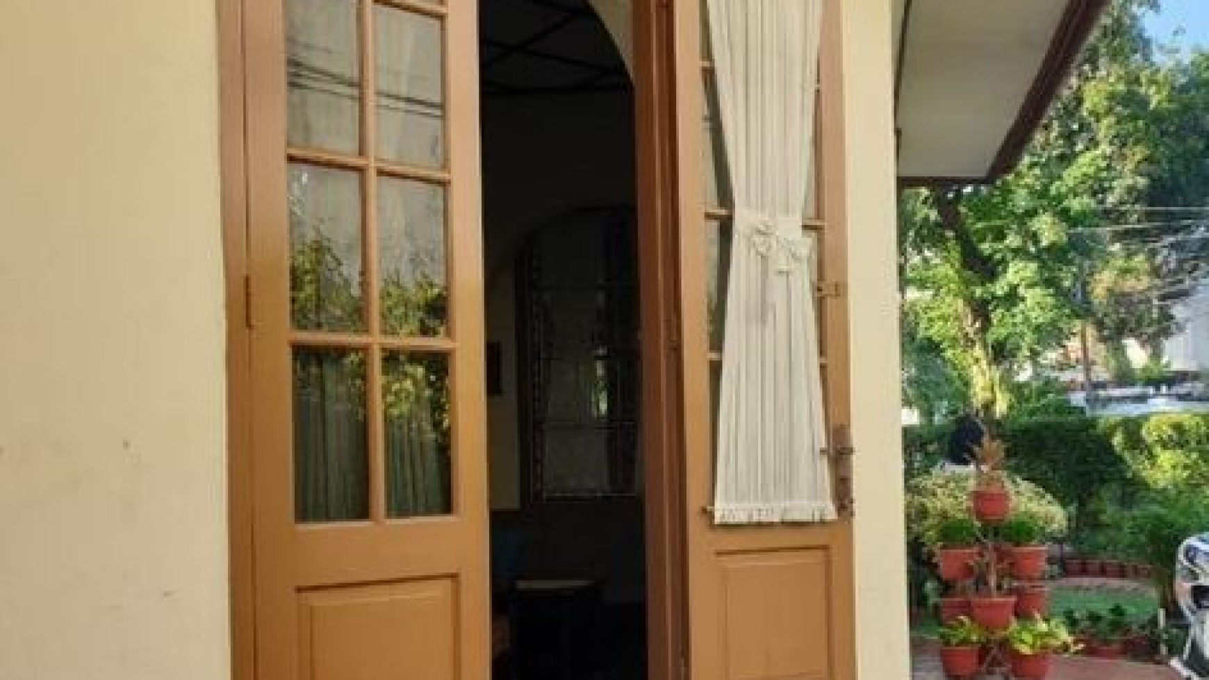 Rumah dengan Taman yang sangat Cantik  Di Menteng