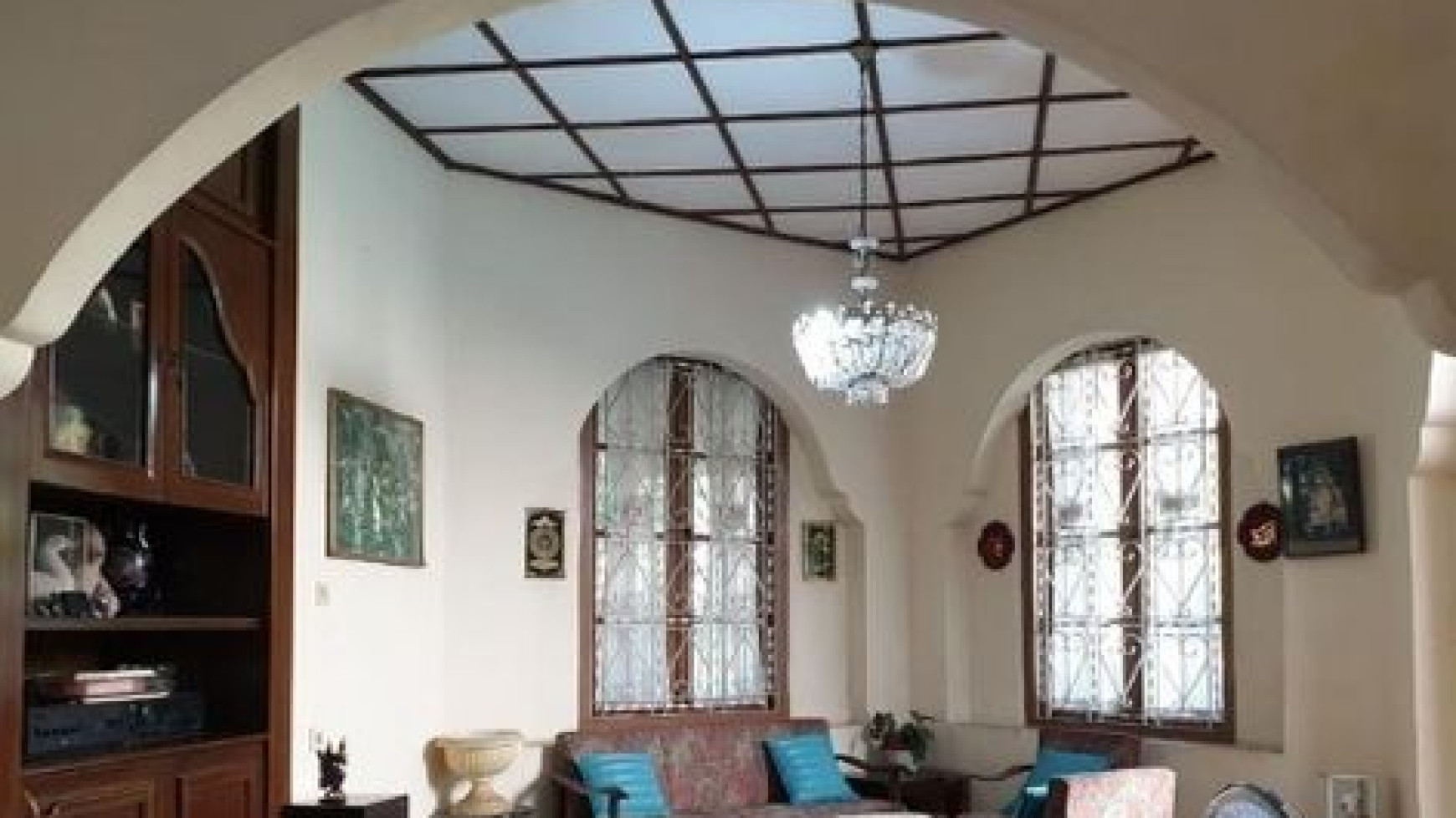 Rumah dengan Taman yang sangat Cantik  Di Menteng