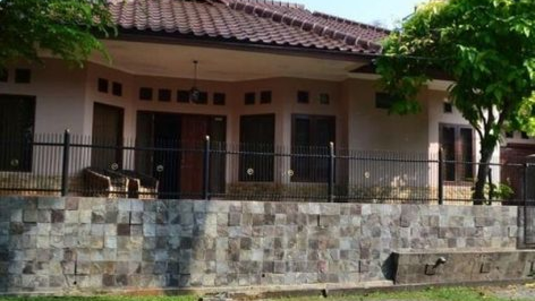 Rumah Asri Dengan Taman Sangat Nyaman Di Cinere