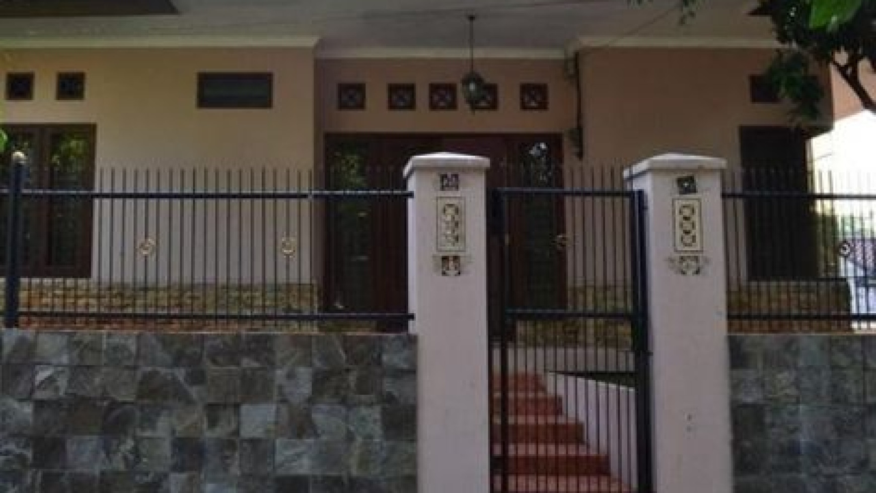 Rumah Asri Dengan Taman Sangat Nyaman Di Cinere