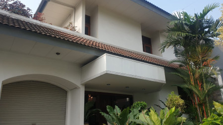 Rumah Asri dengan Taman Di Pondok Indah Kawasan Elit