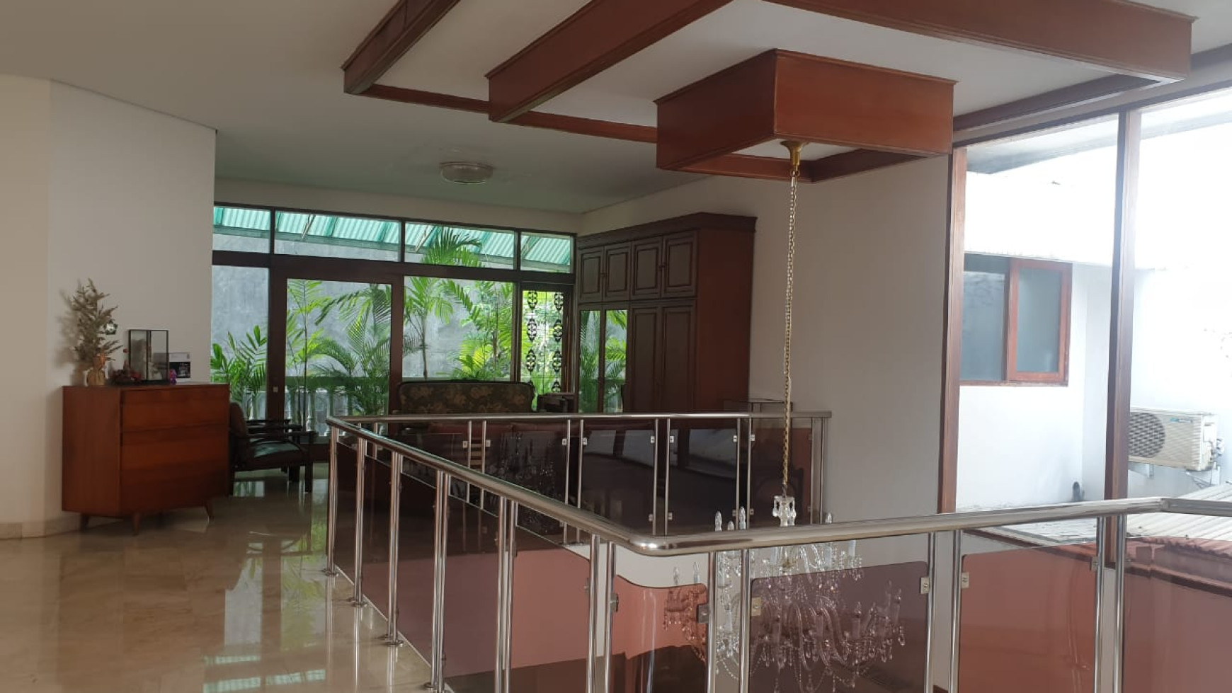 Rumah Asri dengan Taman Di Pondok Indah Kawasan Elit