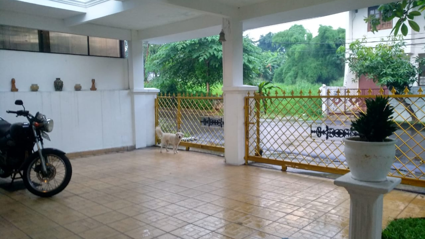 Rumah Cantik Dengan Taman Di Lebak Bulus