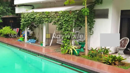 Rumah Cantik dengan kolam renang Di Kemang