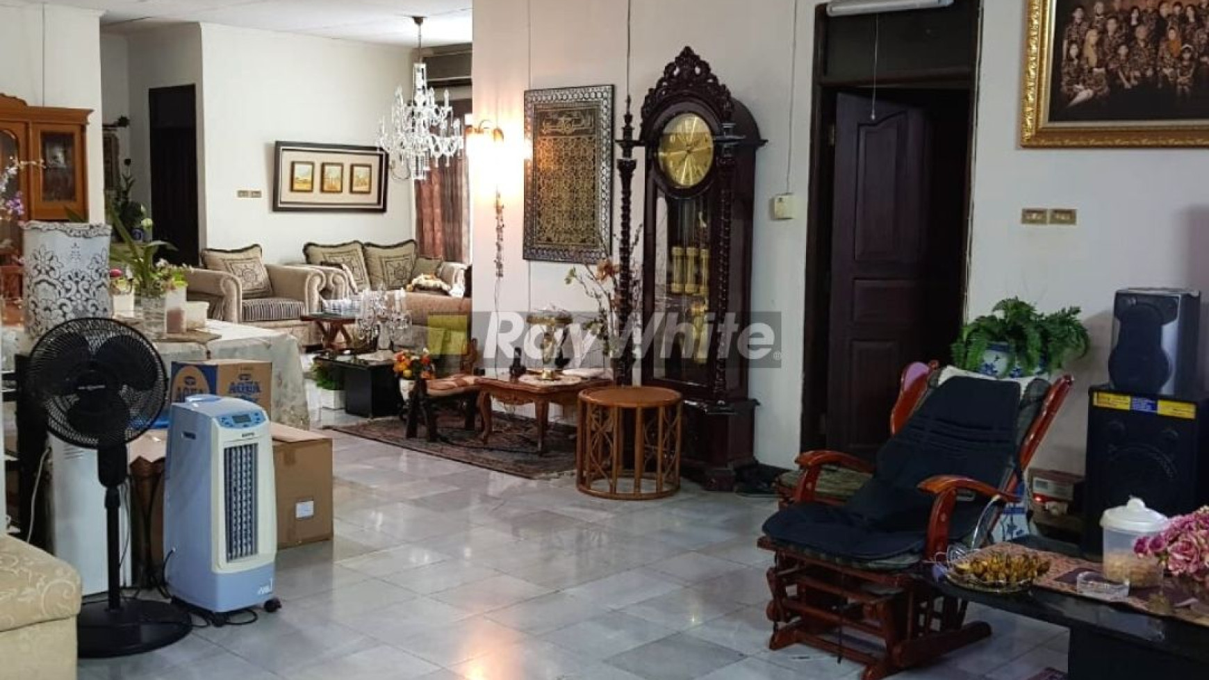 Rumah Cantik dengan kolam renang Di Kemang