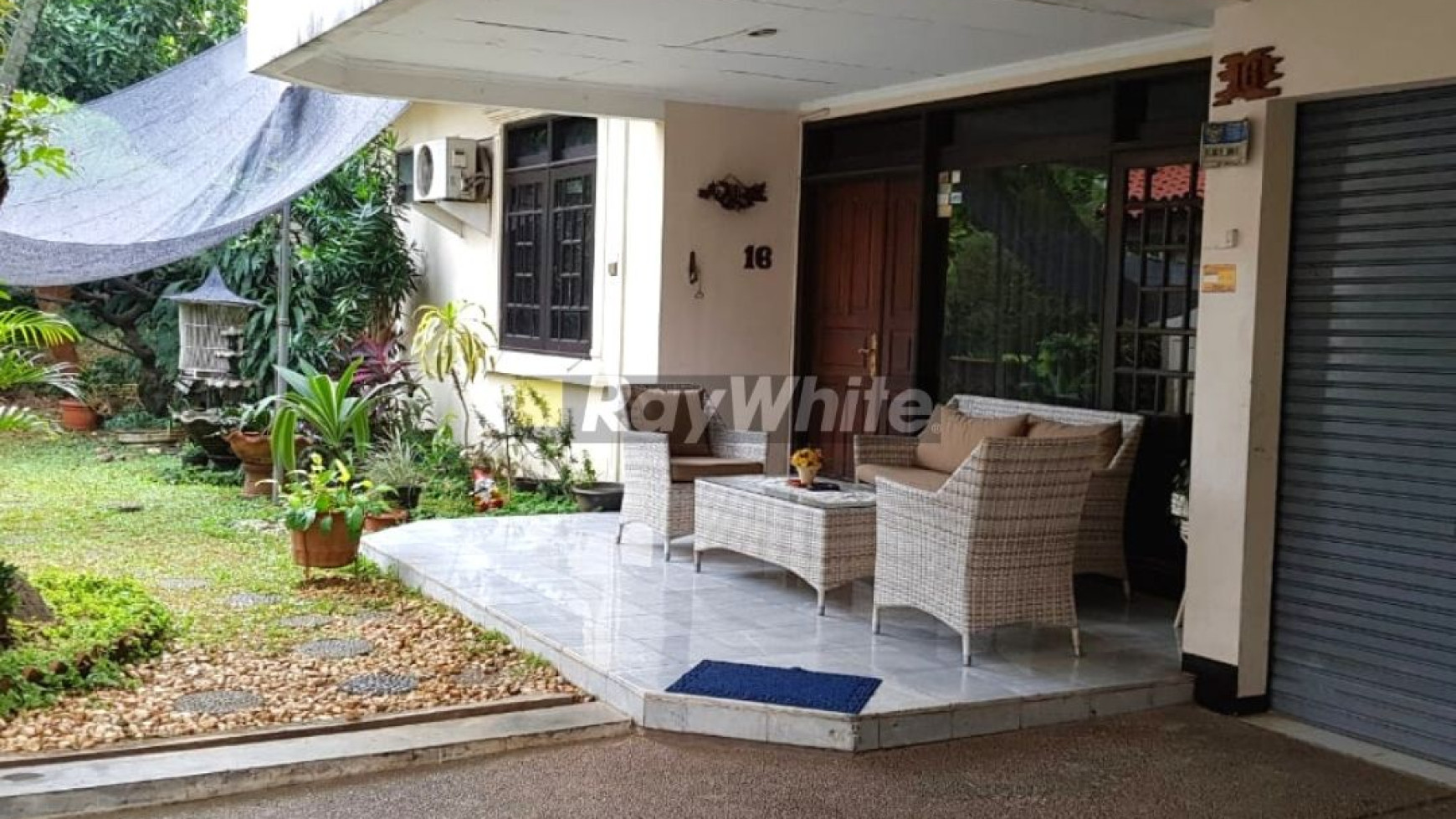 Rumah Cantik dengan kolam renang Di Kemang