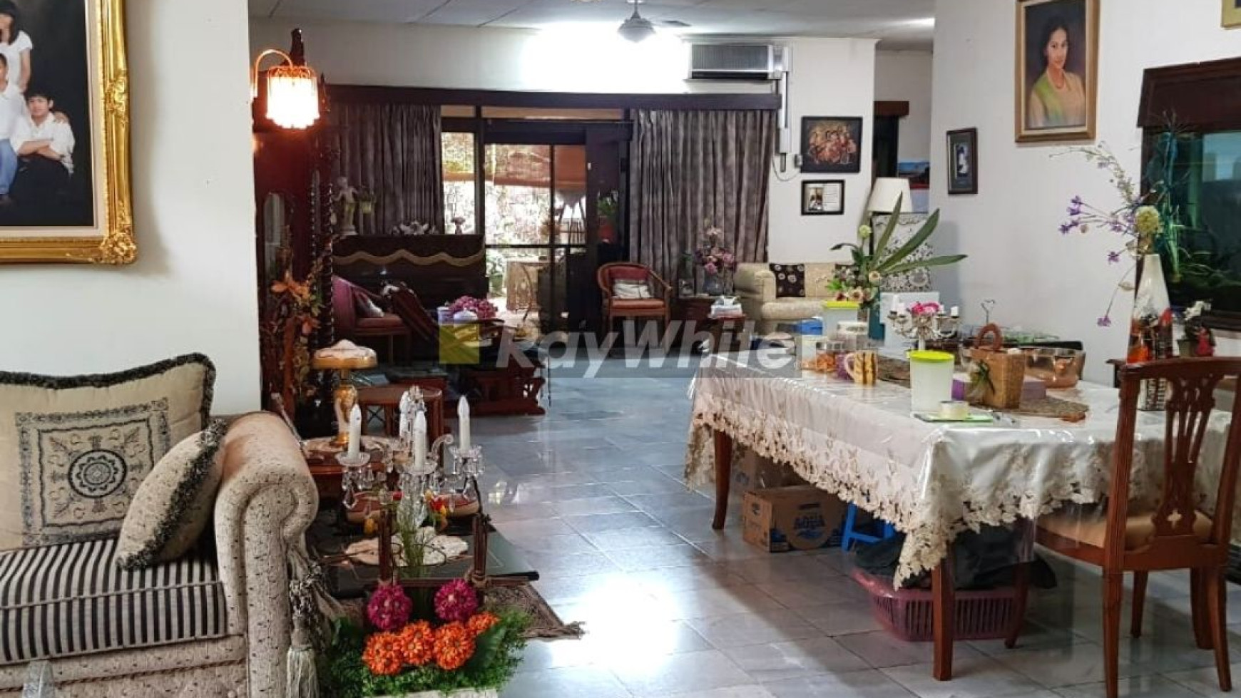 Rumah Cantik dengan kolam renang Di Kemang