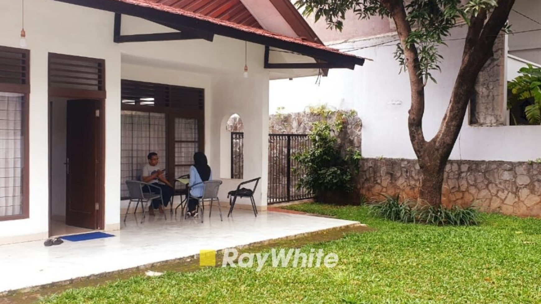 Dijual Rumah Asri dengan Taman Cantik Di Kebayoran Baru Lokasi Sangat Strategis