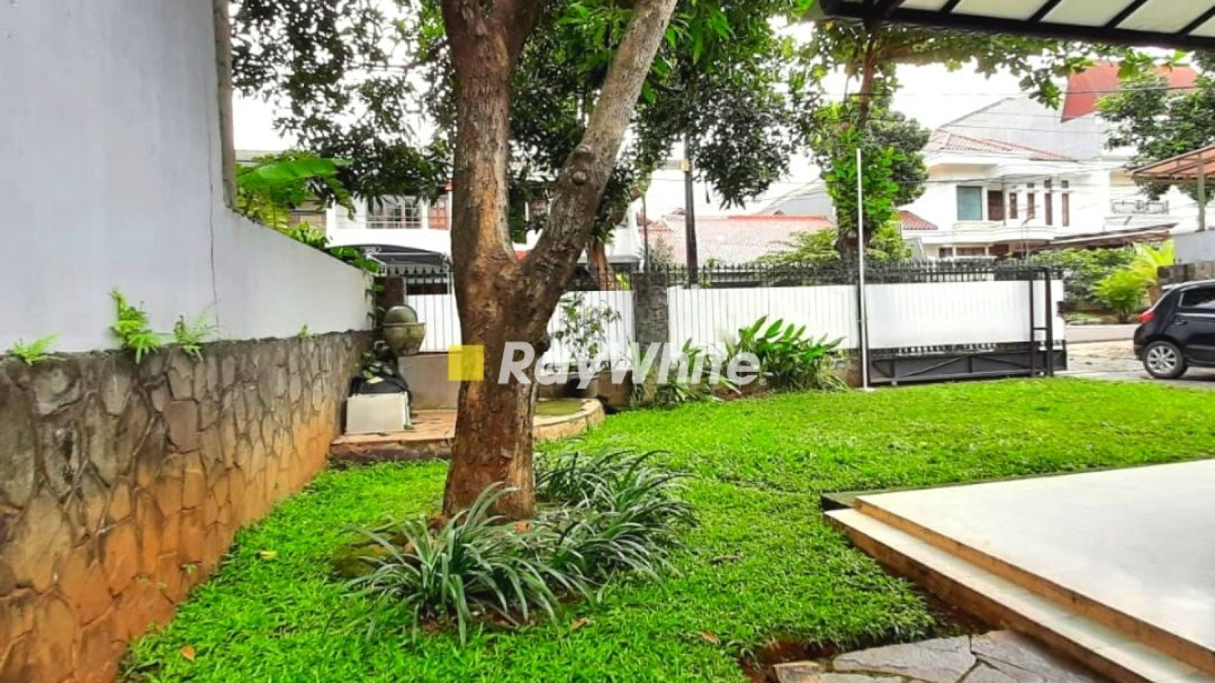 Dijual Rumah Asri dengan Taman Cantik Di Kebayoran Baru Lokasi Sangat Strategis