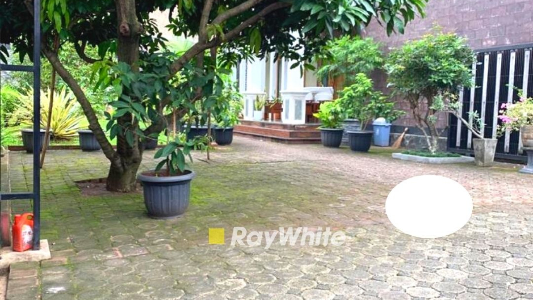 Dijual Rumah Asri dengan Kolam Renang Di Bintaro