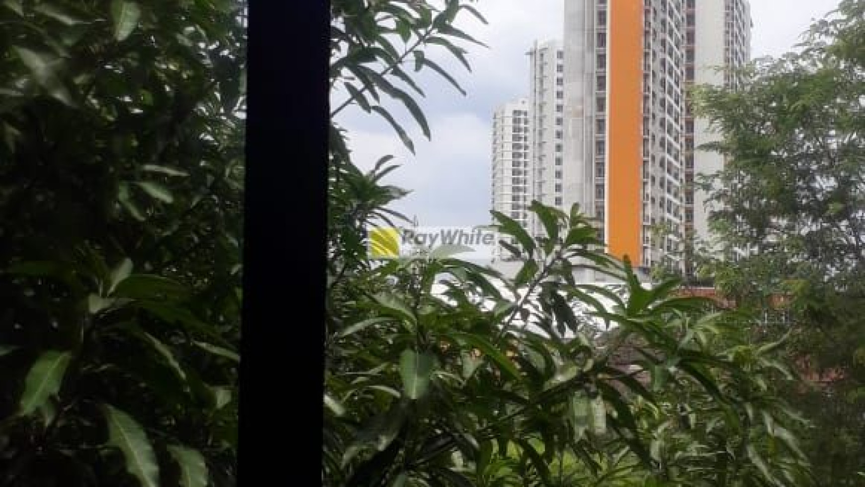 Rumah Luas Konsep Modern di Pinggiran Jakarta Selatan