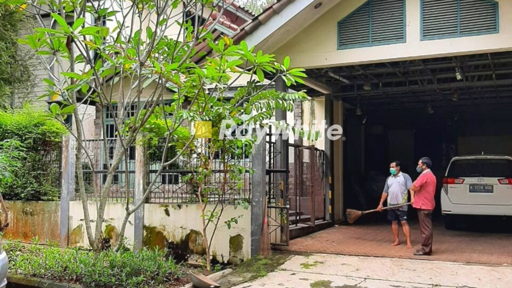 Rumah Hitung Tanah Dalam Komplek Di Cinere