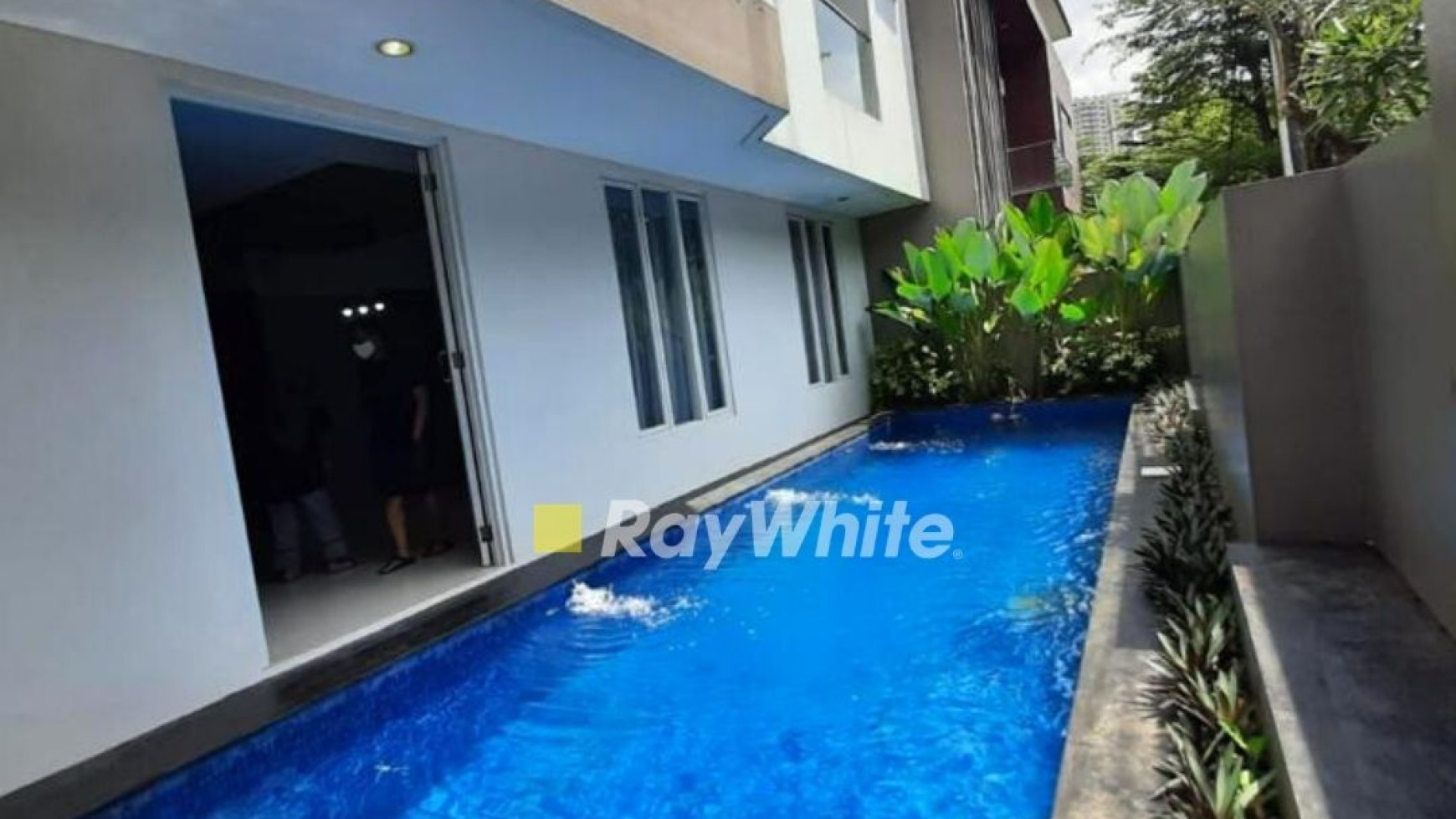 Rumah Modern dengan Kolam Renang Di Pondok Indah