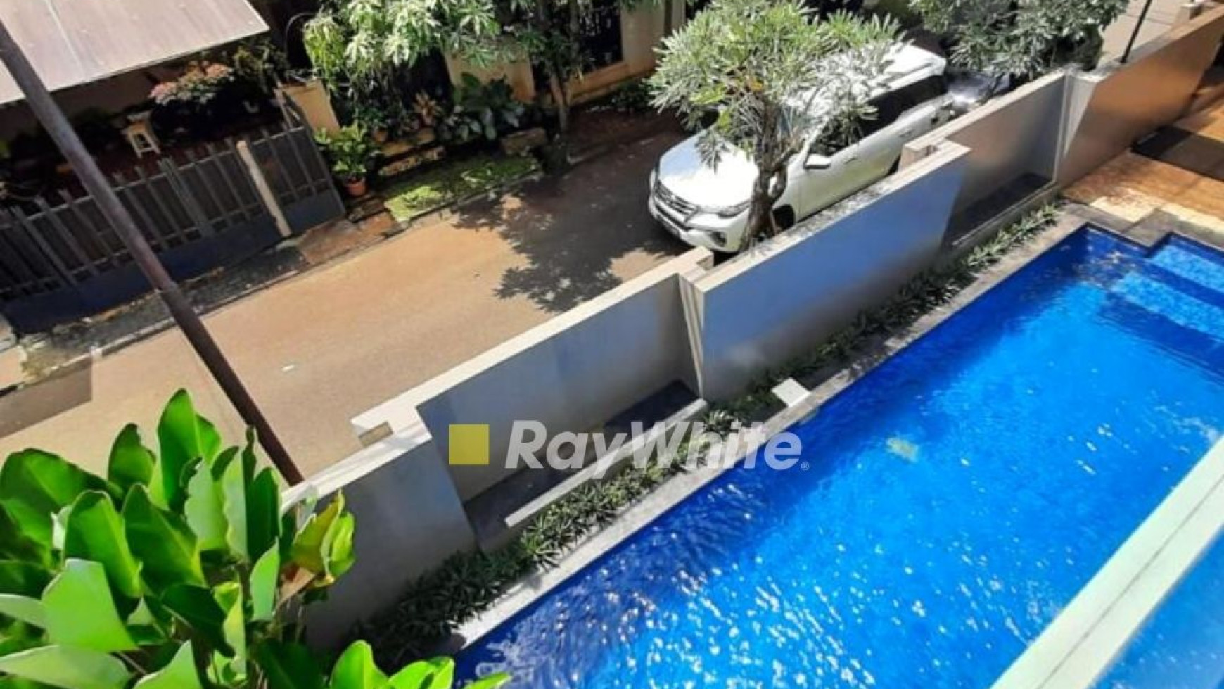 Rumah Modern dengan Kolam Renang Di Pondok Indah