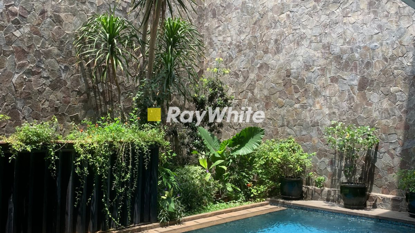 Fancy House In A Good Location In Patra Kuningan