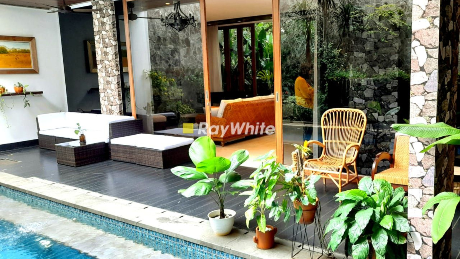 Fancy House In A Good Location In Patra Kuningan