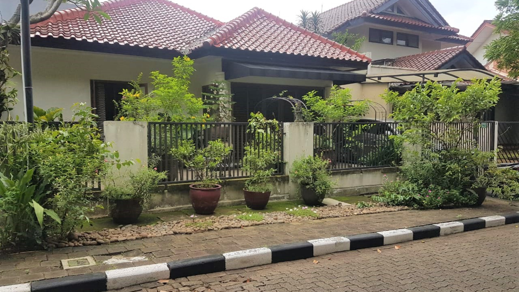 Rumah Bergaya Etnik Dalam Komplek Ternama Di Villa Cinere Mas.