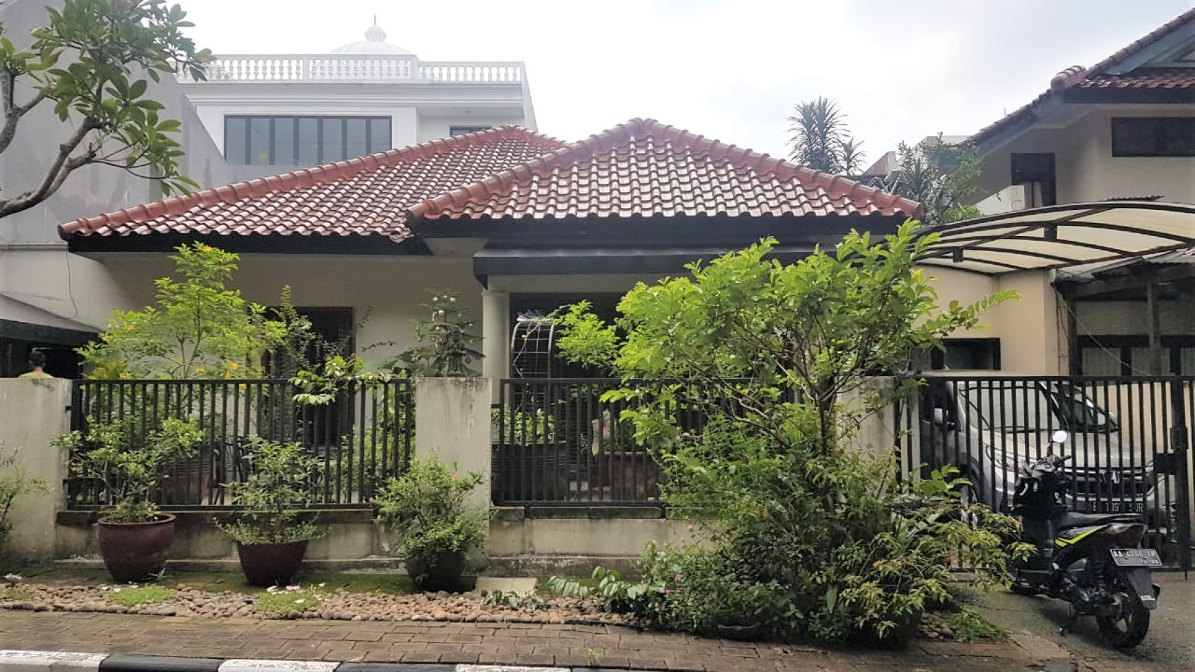 Rumah Bergaya Etnik Dalam Komplek Ternama Di Villa Cinere Mas.