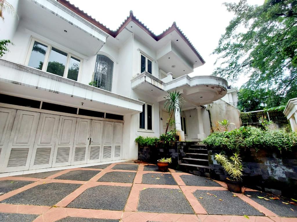 Dijual Rumah Lama Desain Split Level Yang Mewah Siap Huni di Keba