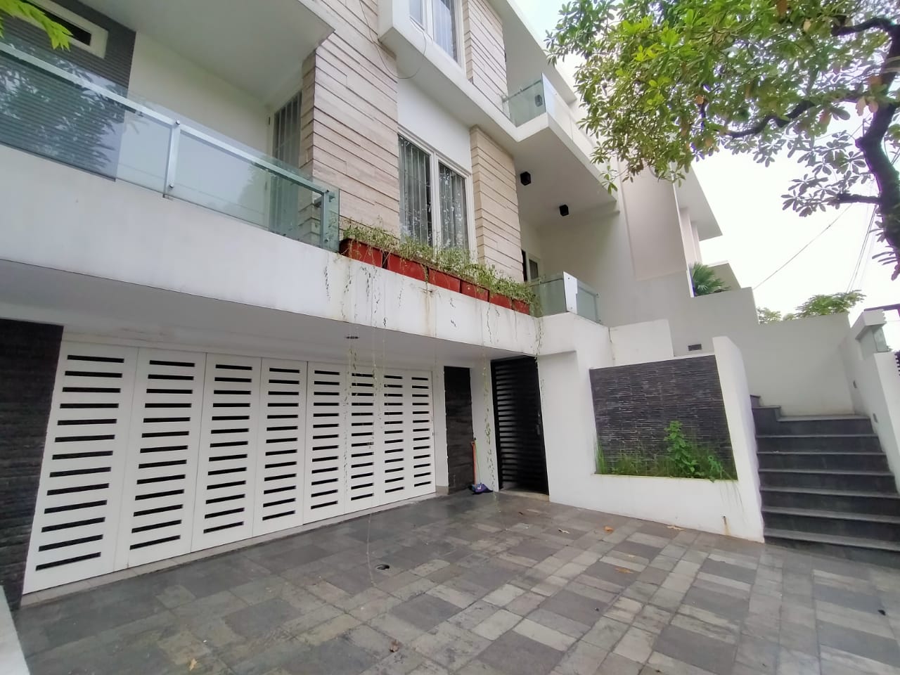 Dijual Rumah Modern Tropis Siap Huni di Villa Pondok Indah