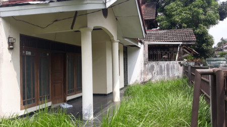 Rumah Lingkungan Asri di Cinere Blok E