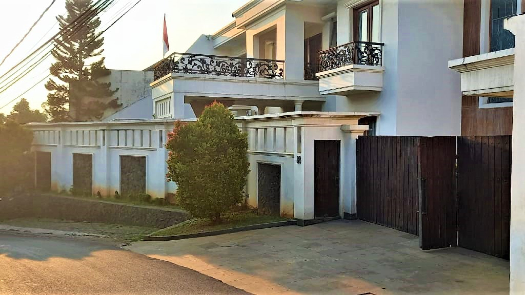 Rumah Mewah Dengan Kolam Renang Pribadi Di Cinere.