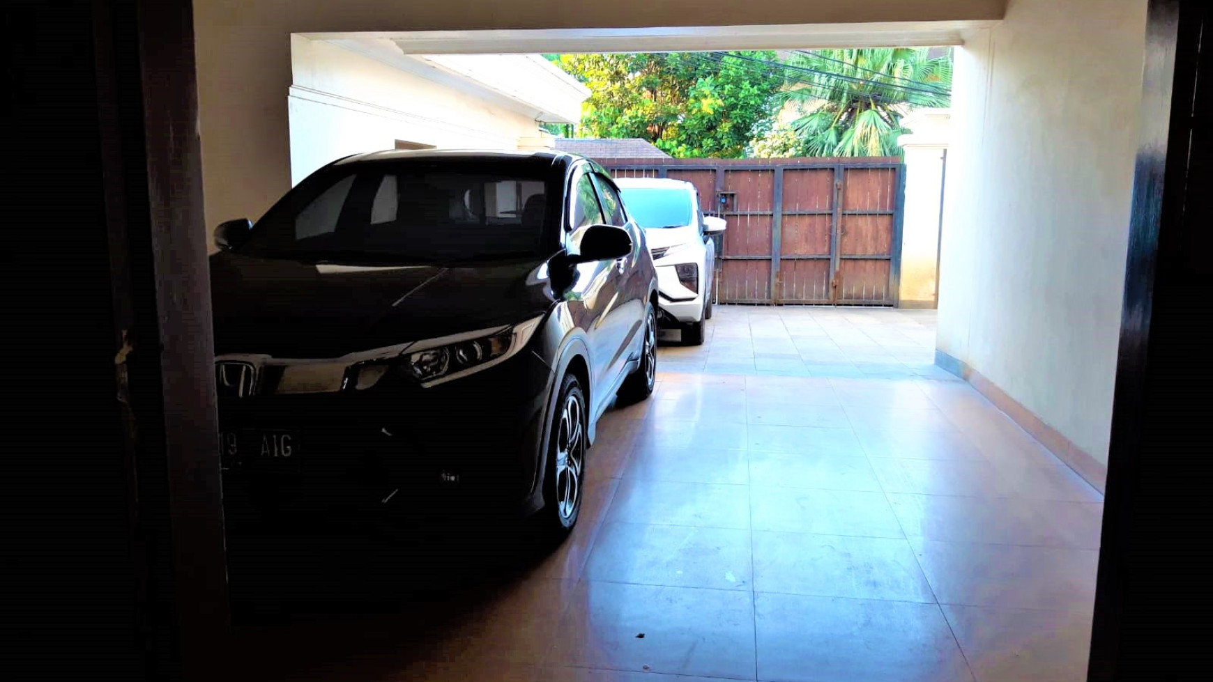 Rumah Mewah Dengan Kolam Renang Pribadi Di Cinere.