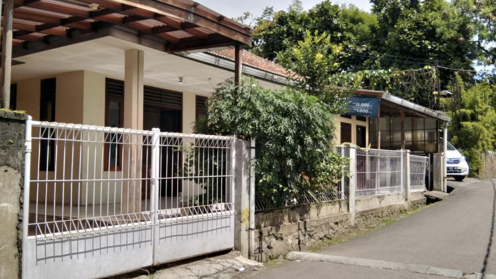 Rumah Asri Dengan Row Jalan Lebar Di Bandung.