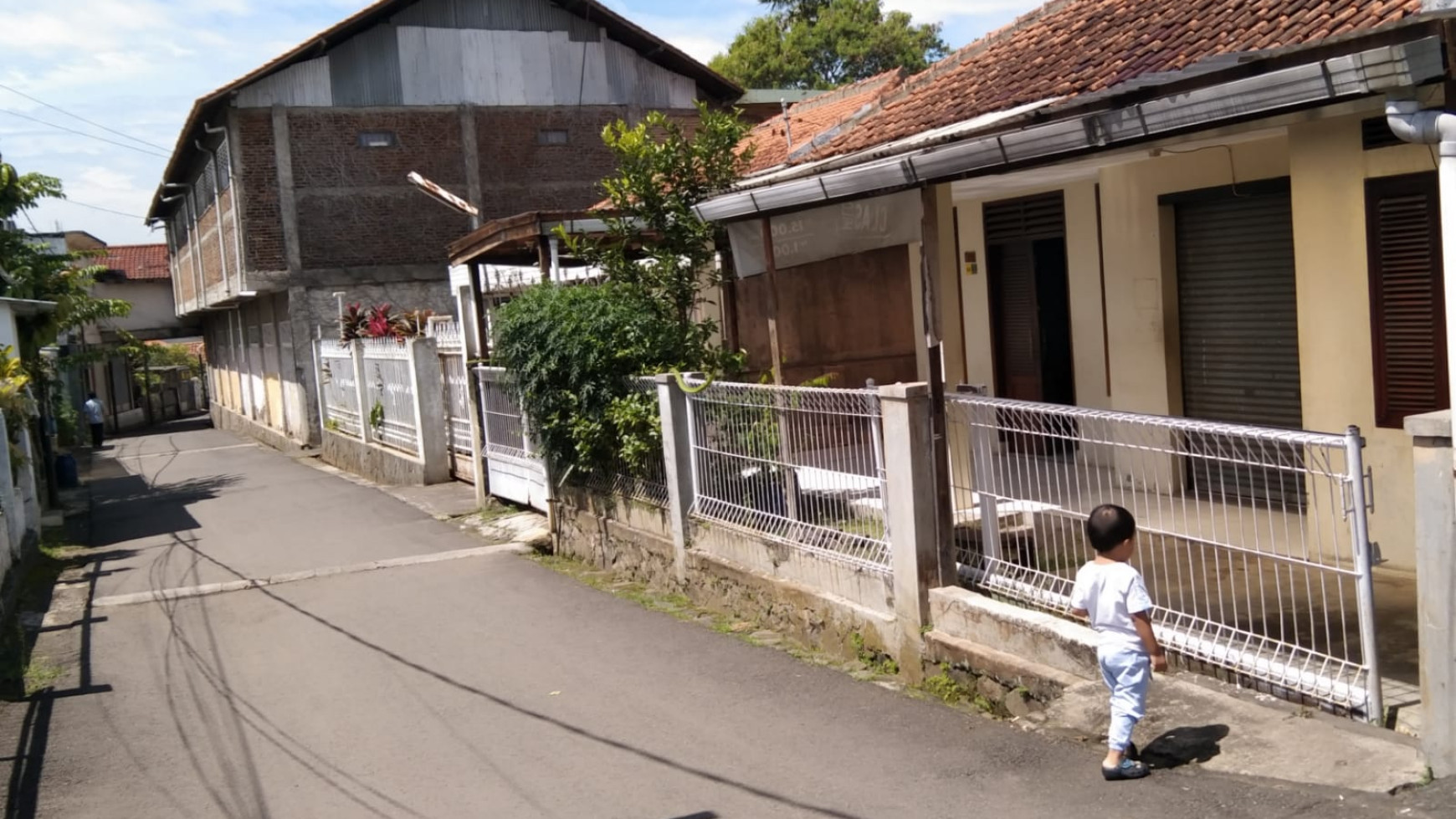 Rumah Asri Dengan Row Jalan Lebar Di Bandung.