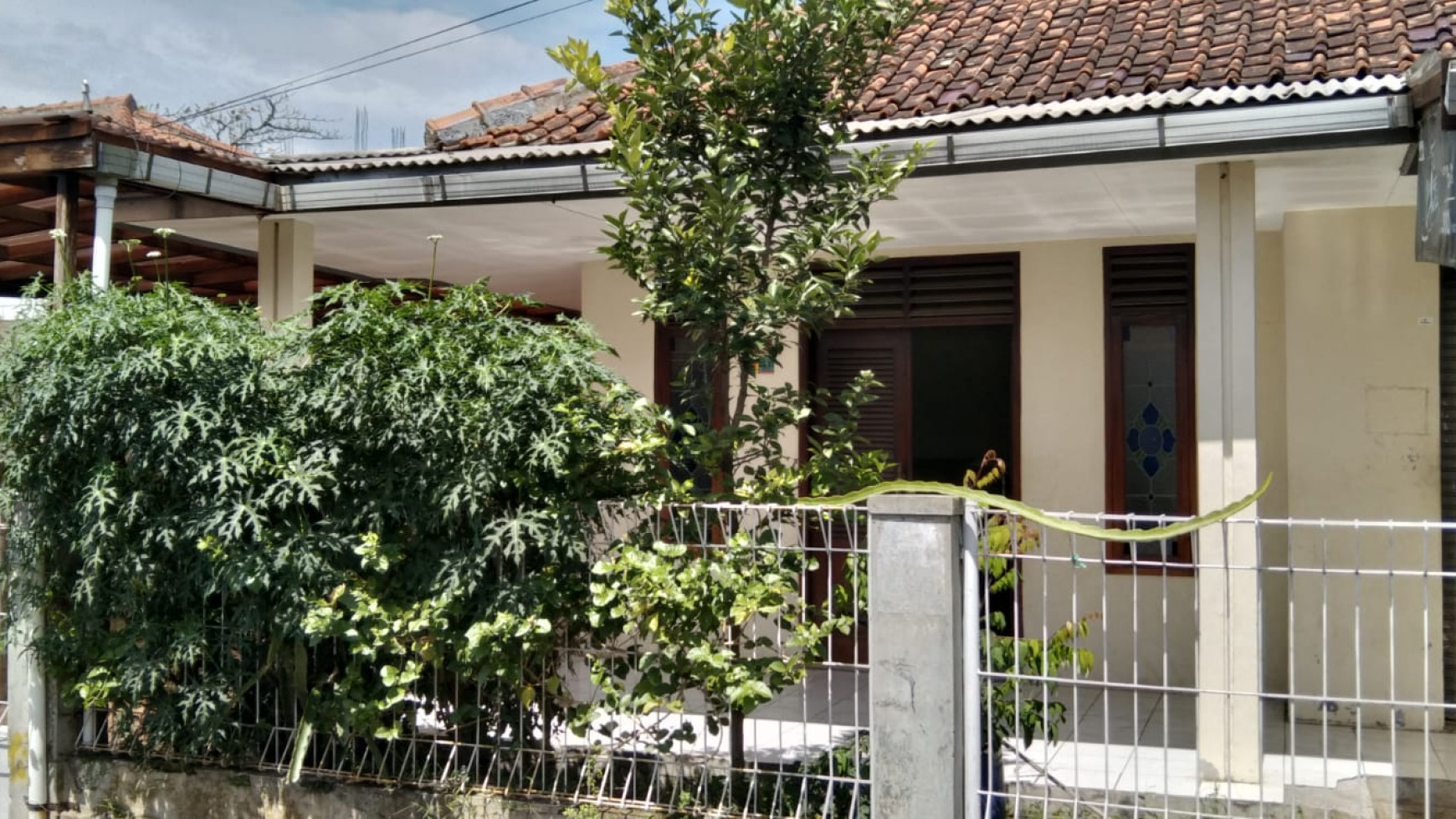 Rumah Asri Dengan Row Jalan Lebar Di Bandung.