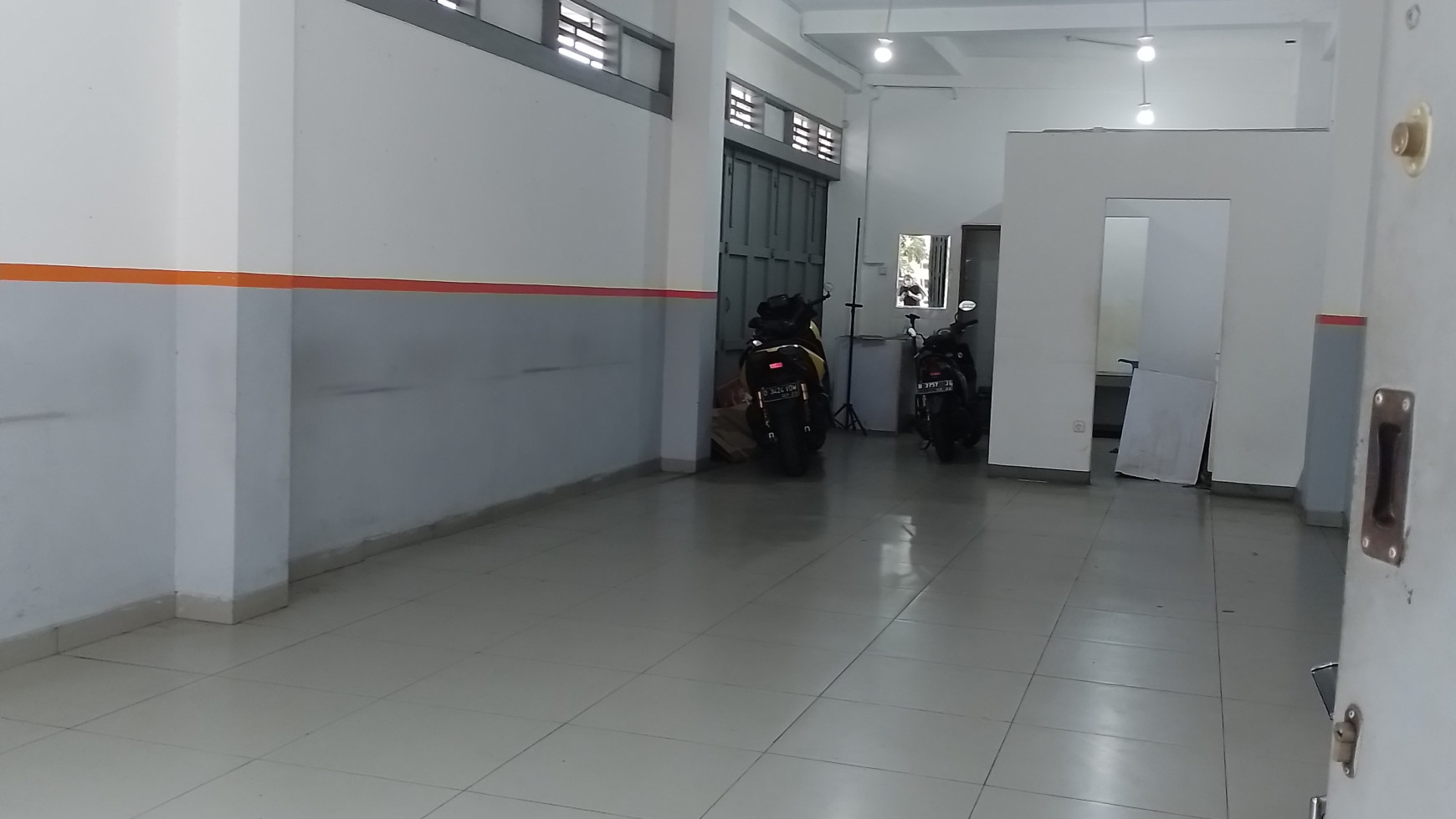 disewa ruko  lt 1 di Gatot Subroto