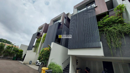 Rumah Dengan Interior Cantik dan Swimming Pool di Cilandak